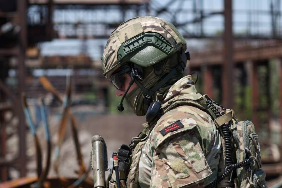 Военнослужащий на заводе "Азовсталь" - Фото: Владимир Гердо/ТАСС