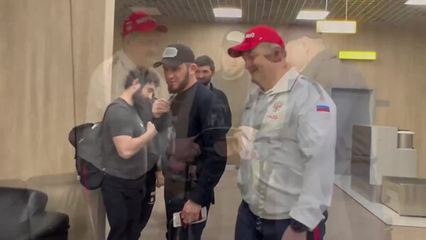 Боец ММА Ислам Махачев вернулся с чемпионским поясом UFC в Дагестан. Видео © Telegram / Сергей Меликов
