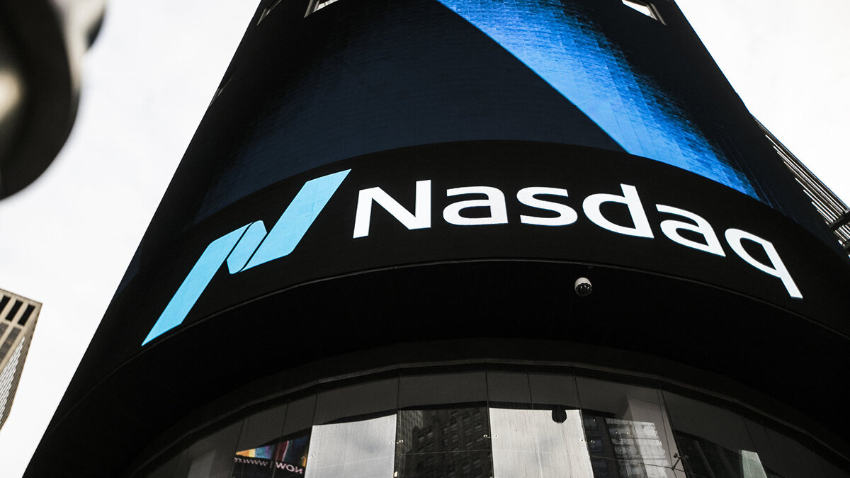    Информационная панель биржи NASDAQ на первых этажах небоскрёба Конде-Наст-билдинг на Таймс-сквер в Нью-Йорке© РИА Новости . Джина Мун