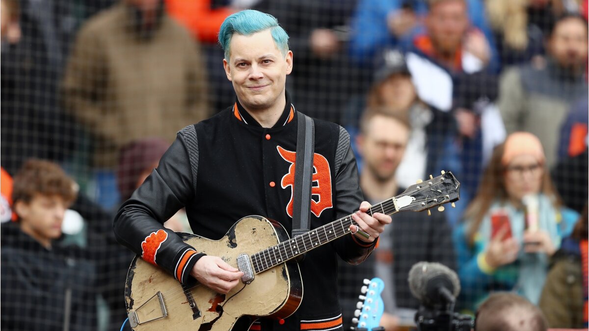 Джек Уайт образца 2022 г. с новым имиджем: новой причёской и синими волосами.