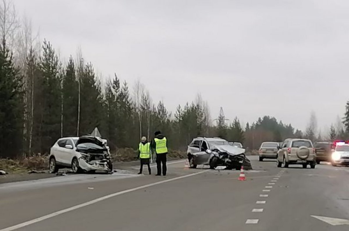    Три автомобиля одновременно попали в ДТП на свердловской трассе