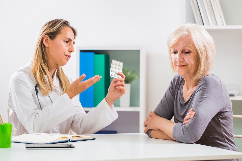     Самая частая причина, по которой россияне не слушаются врачей - это высокая стоимость лечения.  Shutterstock