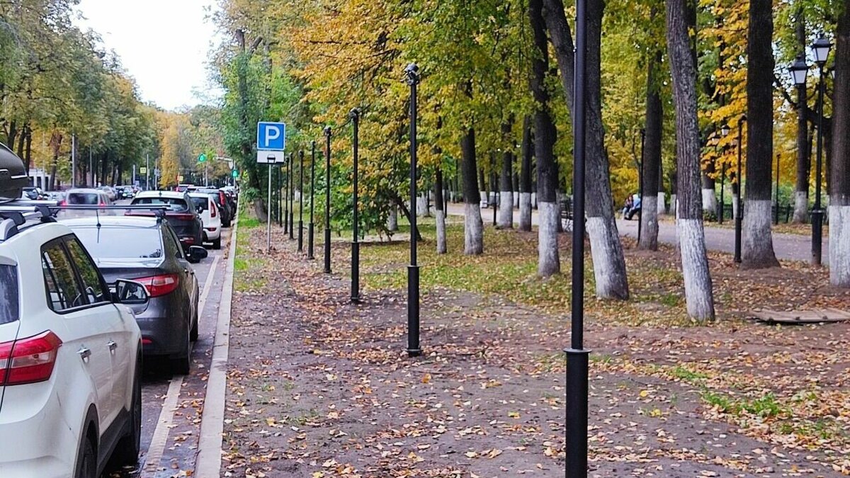     В Ярославле, после проведения ремонтных работ, на городском бульваре была утрачена часть чугунного ограждения. Оно находилось здесь десятилетия — как минимум с середины прошлого века. Летом кто-то снял решётки, выкопал столбы и вывез ограду в неизвестном направлении.