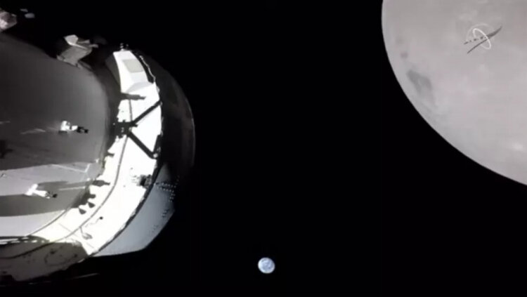    Земля и Луна в объективе камеры корабля Orion //Источник изображения: NASA