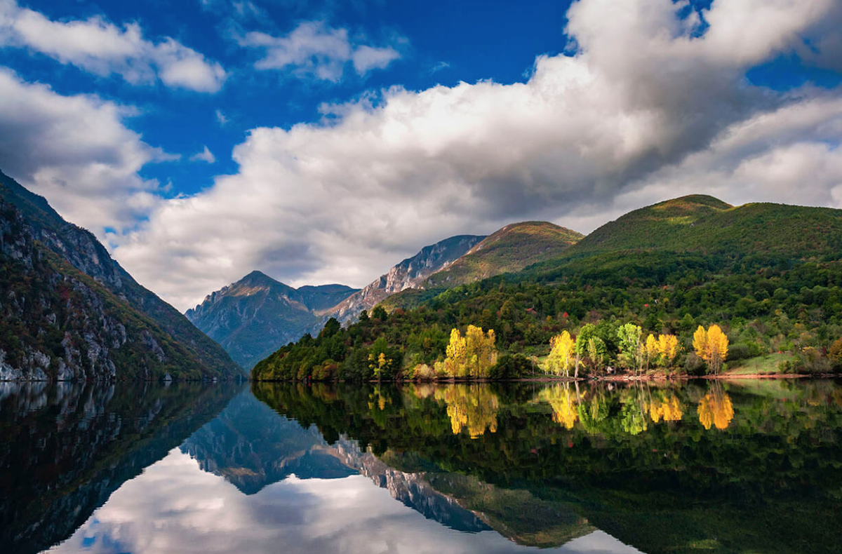 Озеро Перучац расположено в естественной излучине каньона реки Дрина, между поселками Баина Башта и Вишеград и окружает гору Тара © morethanbelgrade.com