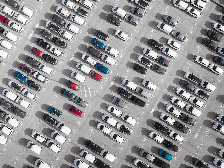 Минтранс решил расширить «успешную» коммерческую практику организации платных парковок в Москве на всю страну. Портал «АвтоВзгляд» разъясняет ситуацию.