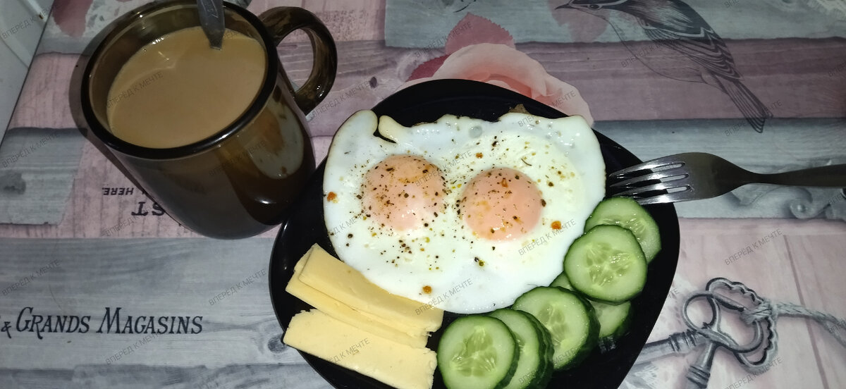 Завтрак. Яйцо, сыр 27 гр и огурец. Кофе с молоком без сахара