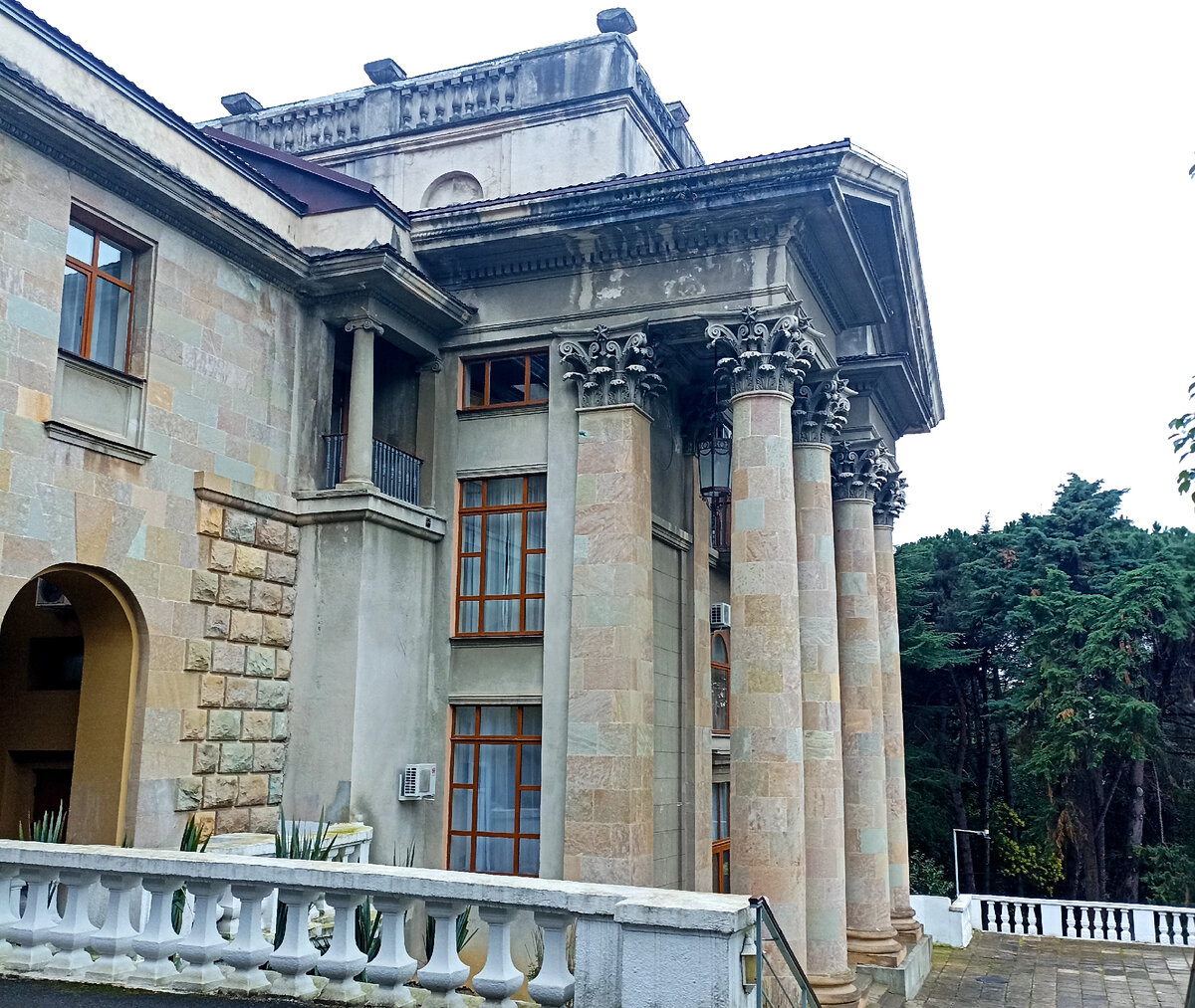 Вход в 4-й корпус санатория. Колонны коринфского ордера. Строгие линии, пропорциональность, симметрия создают величавую монументальность.