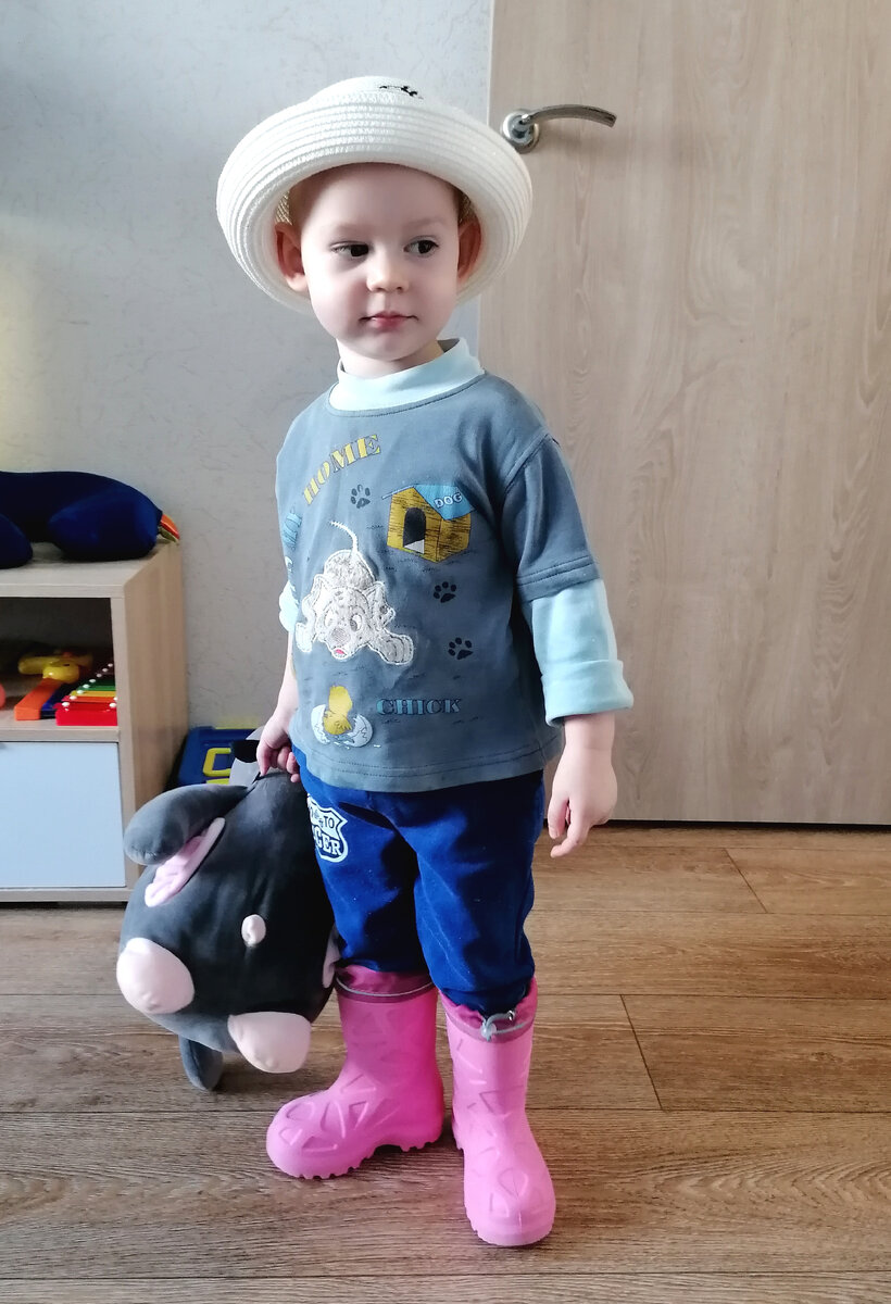 Лиза 1,7. Любит достать свою или мою обувь и ходить в ней по квартире. К головным уборам тоже есть любовь☺️