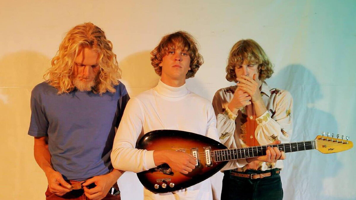 фото: https://thelisteningpostblog.wordpress.com/2020/12/21/song-of-the-day-the-babe-rainbow-the-wind/