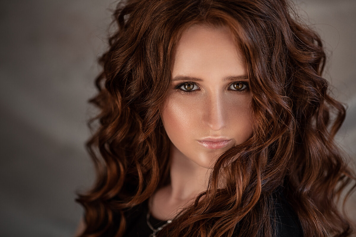 "Я красивая, у меня новый Айфон. Я ведь успешная?" Фото автора Владимир Васильев Pexels. Используется по лицензии Creative Commons