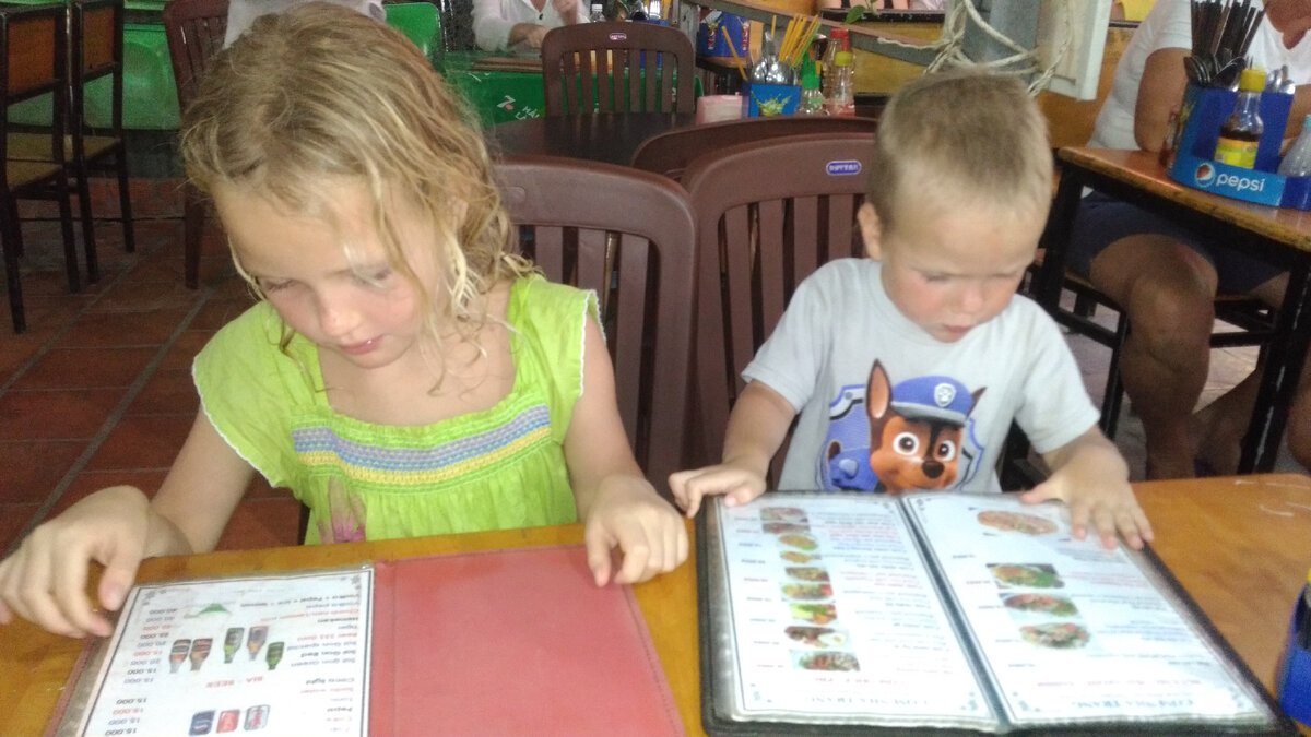 дети в кафе