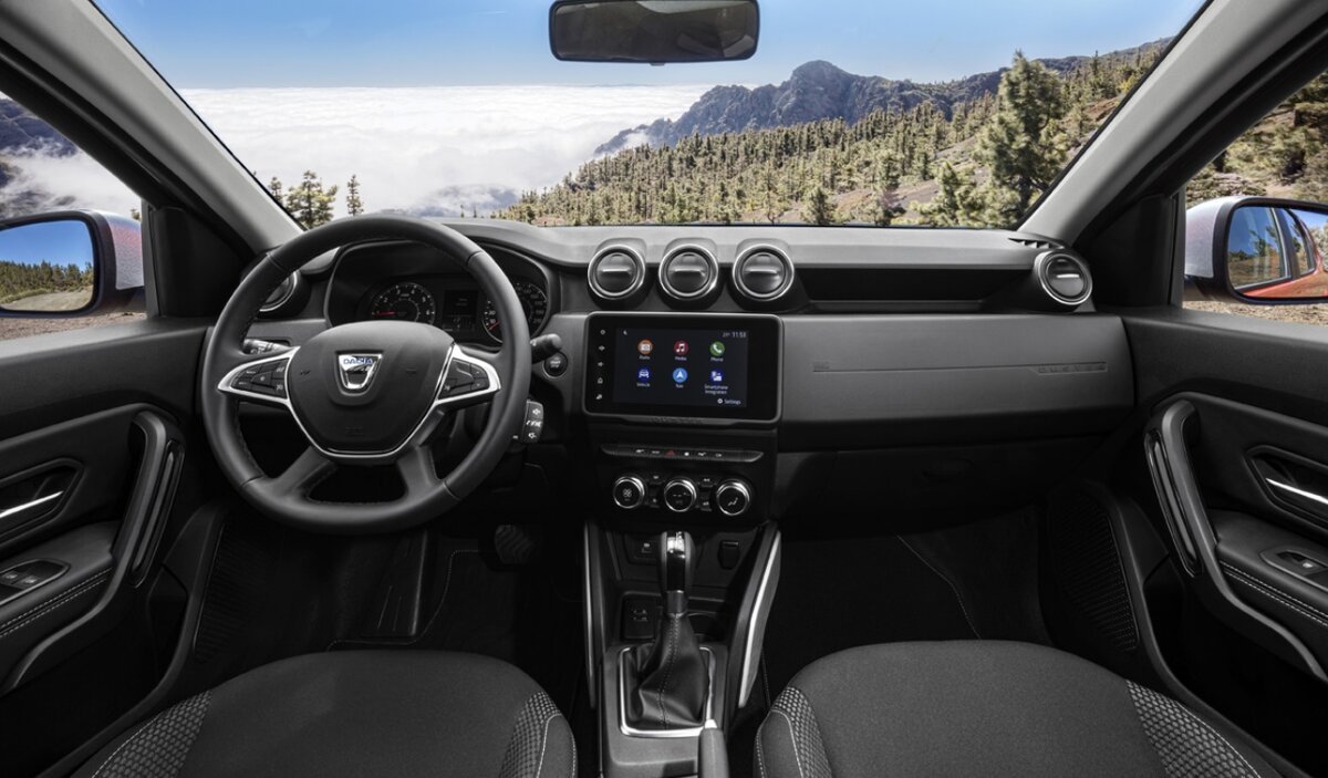 Салон абсолютно такой же, как и у дорестайлингового Дастера. Появилась лишь чуть более функциональная мультимедиа система.