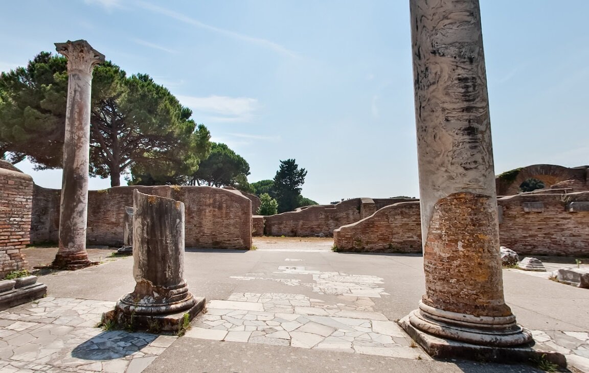 Люди покидали дворцы и растаскивали кладку для укрепления своих домов, но масштаб построенного империей был гораздо больше, чем требовалось для оставшегося населения на многие века...