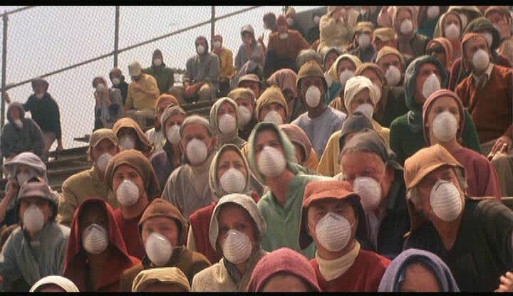 Странно... маски - есть, а где же социальная дистанция?!