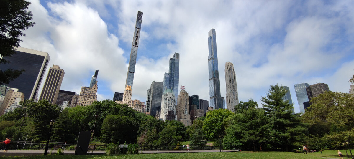 Вид на город из Центрального парка, июнь 2021