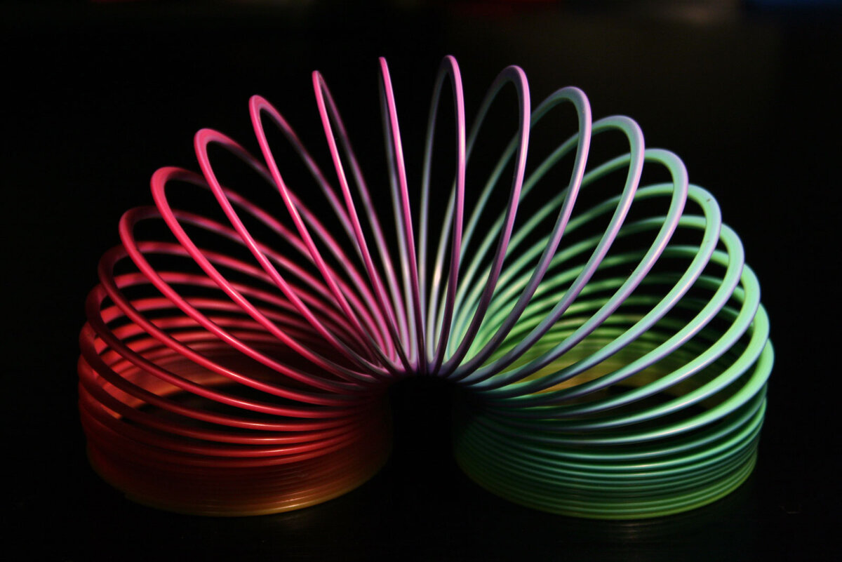 Пластиковая Slinky. Автор фото: No machine-readable author provided. Enochlau assumed (based on copyright claims). - No machine-readable source provided. Own work assumed (based on copyright claims)., CC BY-SA 3.0, https://commons.wikimedia.org/w/index.php?curid=973798