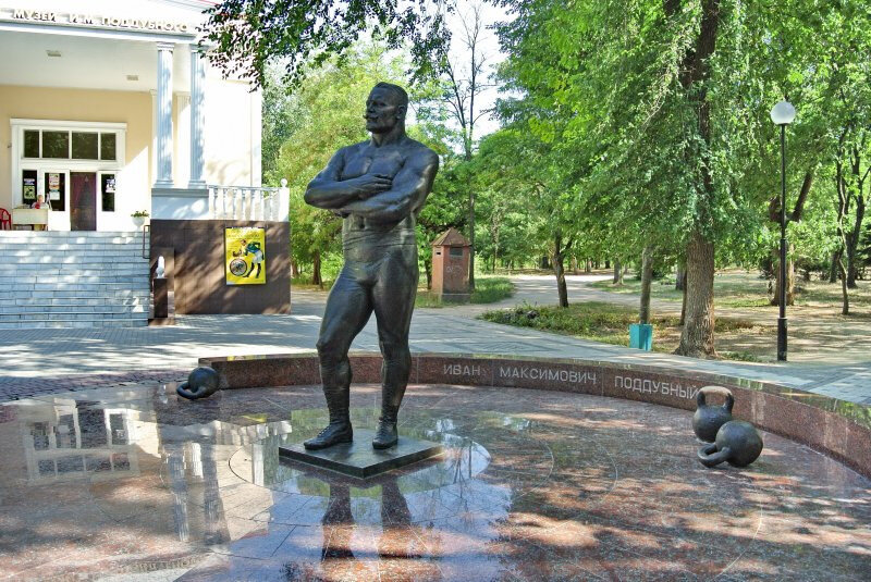 иван поддубный памятник. памятник поддубному. музей и. памятник поддубному в ейске. памятник ивану поддубному в феодосии.