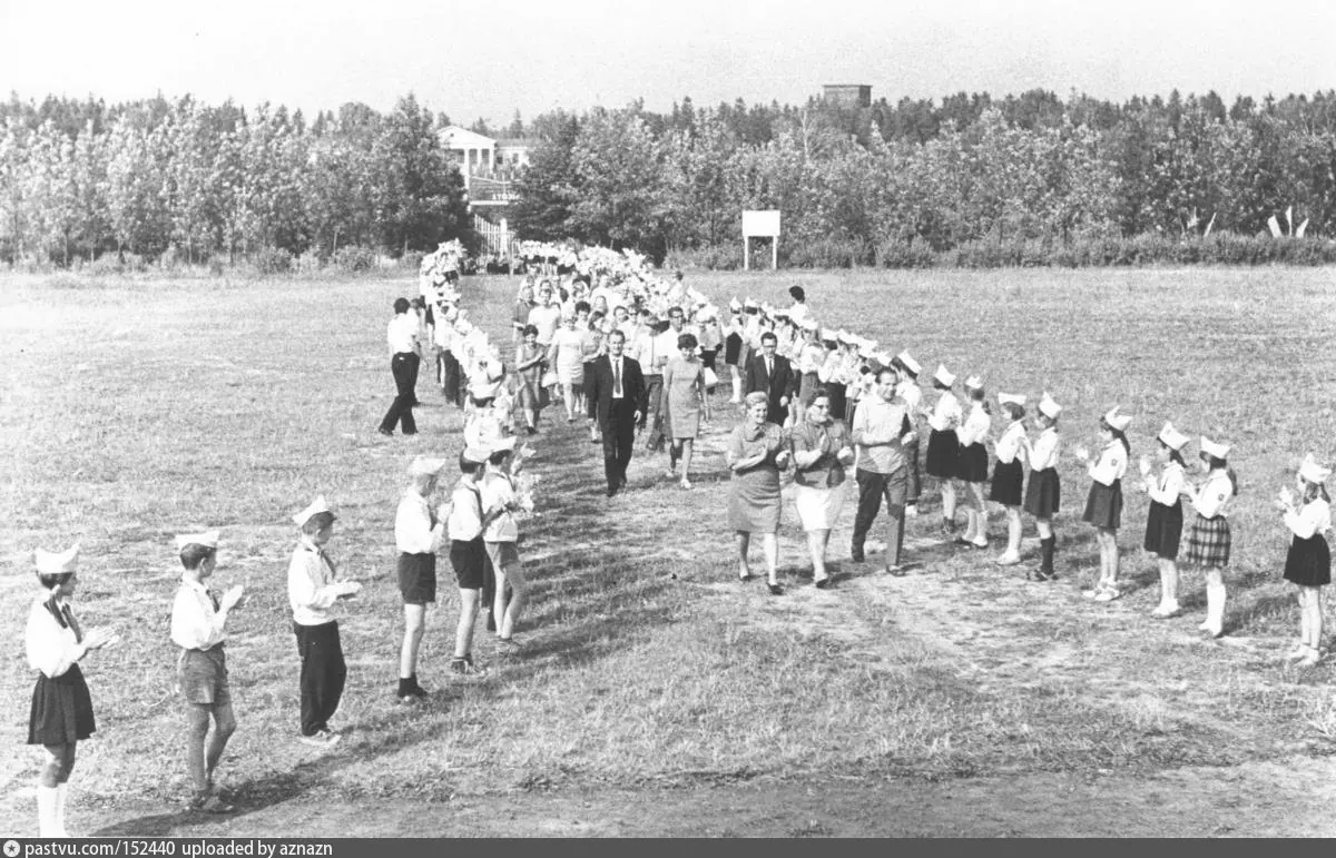 Ватутинки, пионерский лагерь "Высота", 1978 - 1982 г. Сейчас это уже Новая Москва, а на месте пионерлагеря - коттеджный поселок "Высота". Классическое здание вдали - детский санаторий "Красная Пахра". Источник https://pastvu.com/p/152440.
