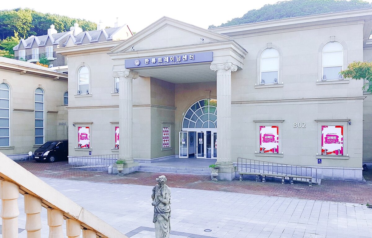Главное здание центра, в котором находятся студии и залы для занятий. / фото автора
