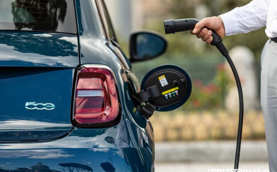 Стелантис рвётся к электричеству. 