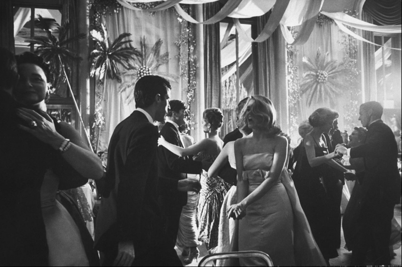 Благотворительный бал в гостинице Уолдорф-Астория, 1958 год (на переднем плане актриса Джейн Фонда)  