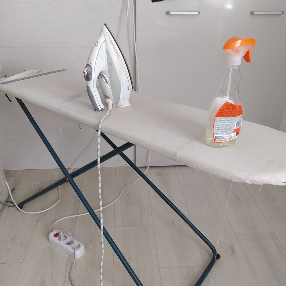 Ширина доски 32 см. Ножки складные, металлические, очень устойчивые. Обтянута льном уже не первый  раз.