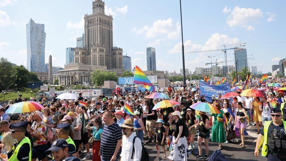 Фото: ЛГБТ шествие в Варшаве