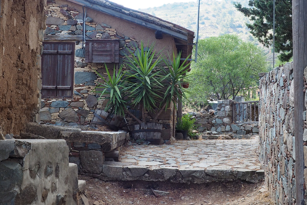 Деревня Фикарду на Кипре- музей под открытым небом. Она находится в восточной части горного массива Троодос на высоте 880 метров над уровнем моря, в 40 км от Никосии. Деревня существует с XII столетием. 