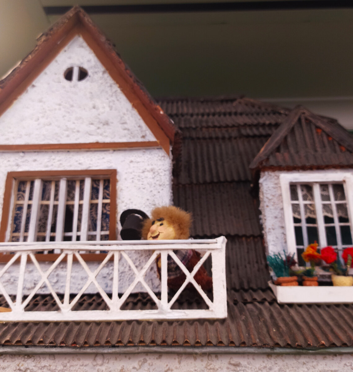 Кукольный Дом №95 - Газета и элемент конструкции дома: отделка центрального окна 2-го этажа