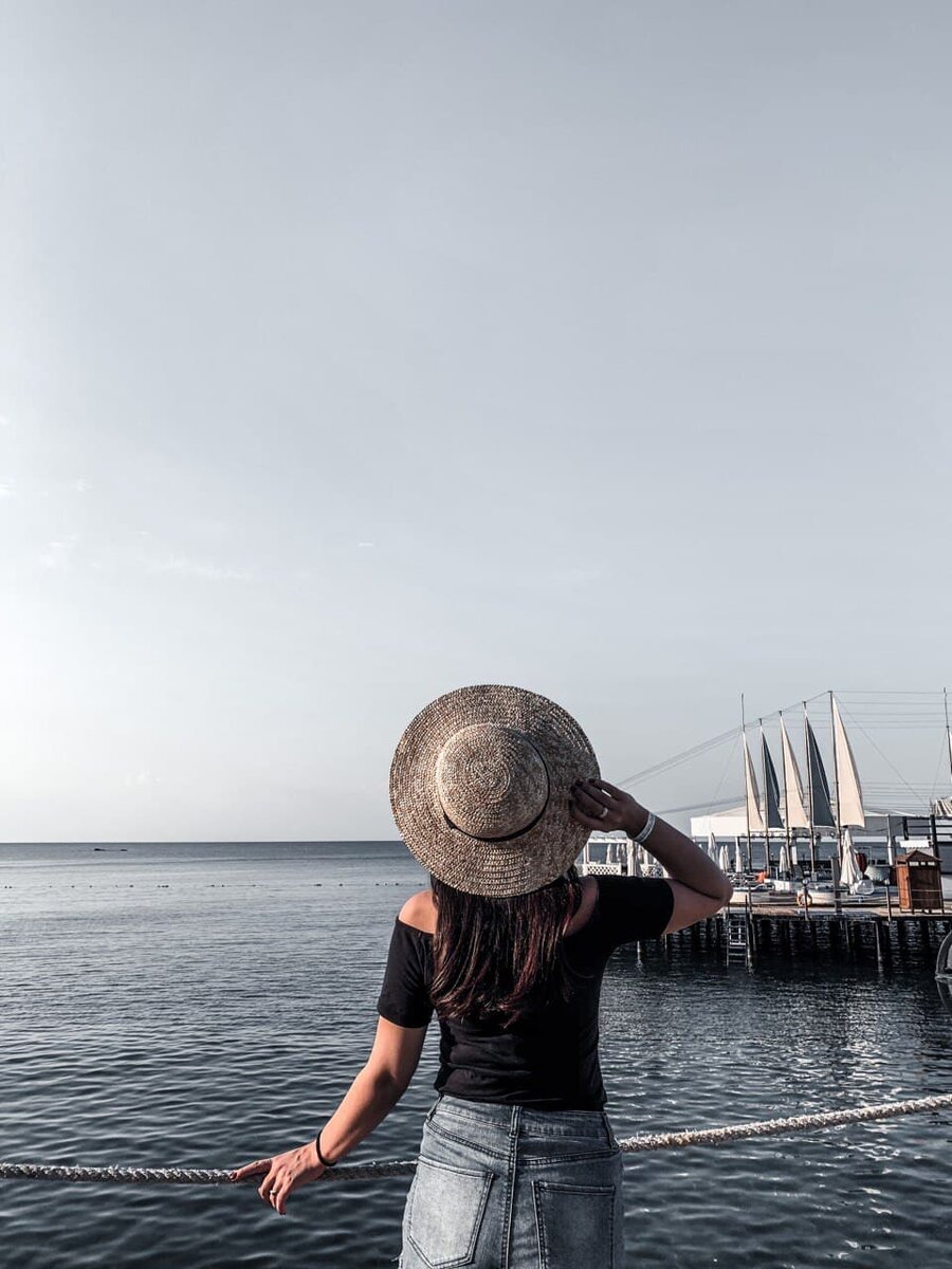 Я. Смотрю в возможное светлое будущее. 