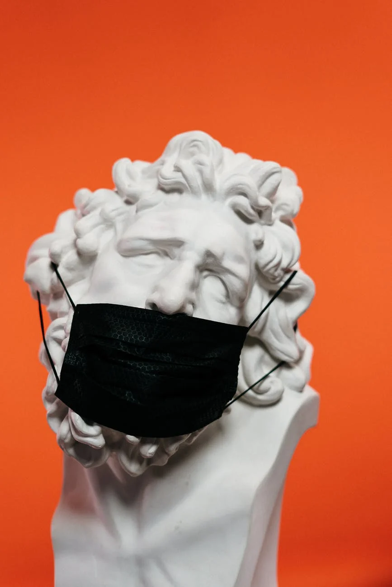 Маски надоели всем, от них много проблем. Но носить их надо обязательно, и с этим ничего не поделать