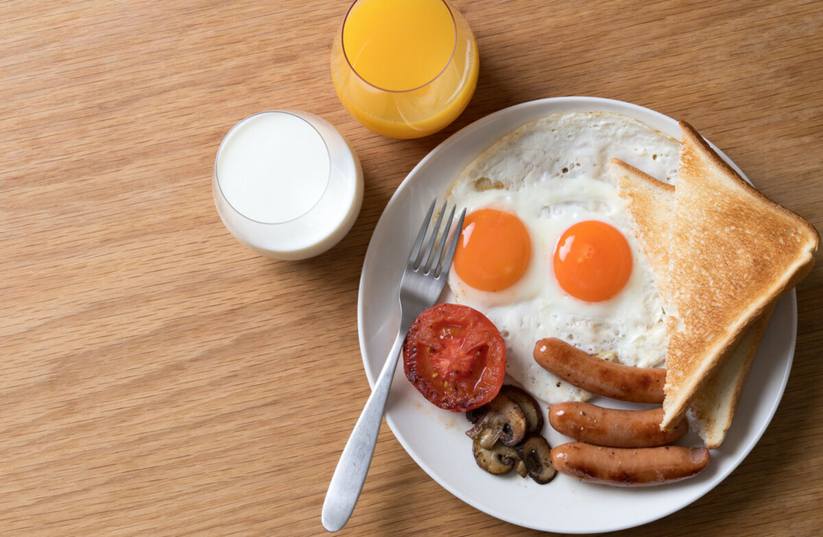 Яичница, свежевыжатый апельсиновый сок, молоко, овощи, хлеб и немного мяса.