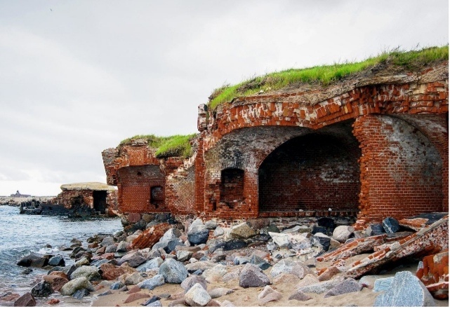 Форт в форме неправильного пятиугольника был построен на косе Фрише-Нерунг в середине 19 века и должен был защищать вход в Морской канал. В 1945-м здесь велись ожесточенные бои советских и немецких войск. Теперь форт ведет неравную борьбу с морем, стремительно разрушаясь.