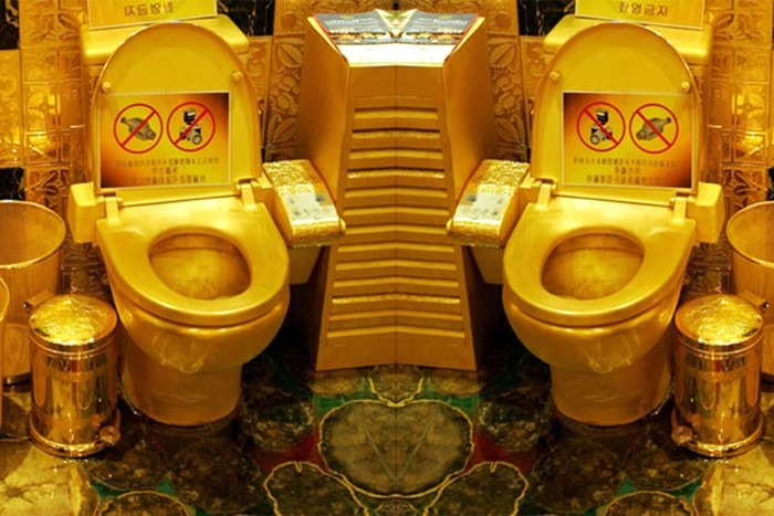 Золотой туалет Саддама Хусейна. Золотой унитаз. Унитаз с золотом. Крутой унитаз.