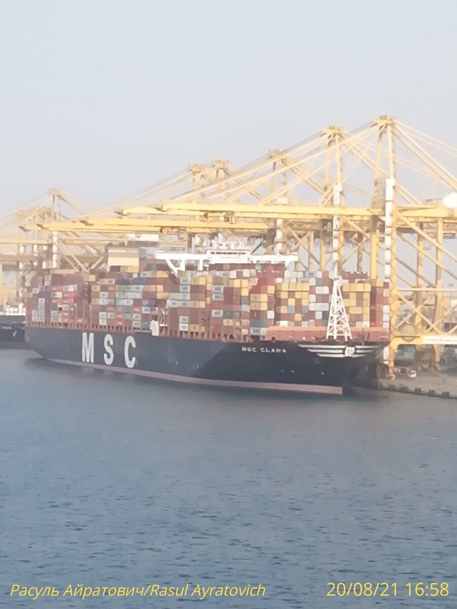 Контейнеровоз MSC Clara вместимостью вместимостью 18400 TEUs в порту Дубая Джебел Али