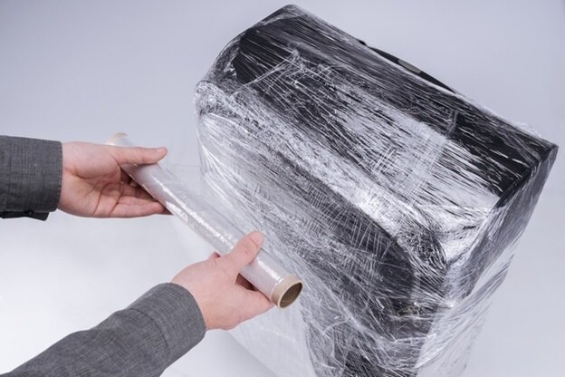 Для замотки чемодана используют два типа материалов: