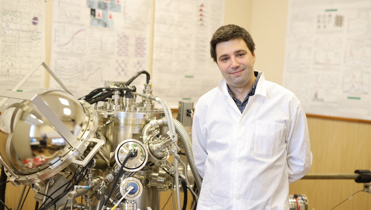 По словам Ивана Жидкова, новый светодиод проработал почти 4807 часов. Фото: Илья Сафаров, медиацентр УрФУ.