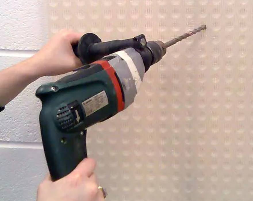Отверстия в стене перфоратором. Дрель стена. Сверление отверстий перфоратором. Сверлить отверстие в стене. Сверление сквозных отверстий в стене.
