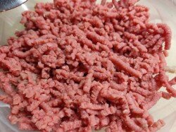 ШАГ 1:
Как сделать кабачки кольцами с фаршем в духовке? Начните приготовление с фарша. Как сделать фарш? Говядину помойте и освободите от плёнок, если таковые имеются. Разрежьте на небольшие кусочки и пропустите через мясорубку с решеткой с мелкими отверстиями. Я рекомендую прокрутить мясо два раза. Тогда фарш получится более нежным. Фарш посолите и поперчите по вкусу. Добавьте любимые специи. У меня это сушёный чеснок и копчёная паприка.