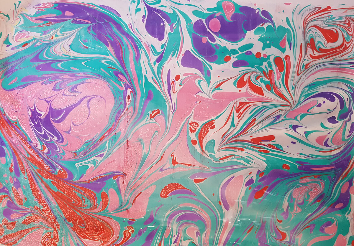 Иллюстрация к сказу выполнена в технике Эбру, автор рисунка Мари Гор