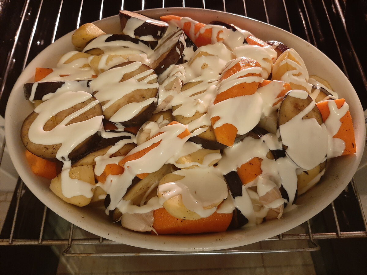 Фото автора. Если перед запеканием залить овощи сметаной, они будут очень сочные.