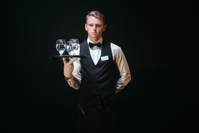 вот так выглядит официант из рук которого можно есть еду, опрятный, симпотный