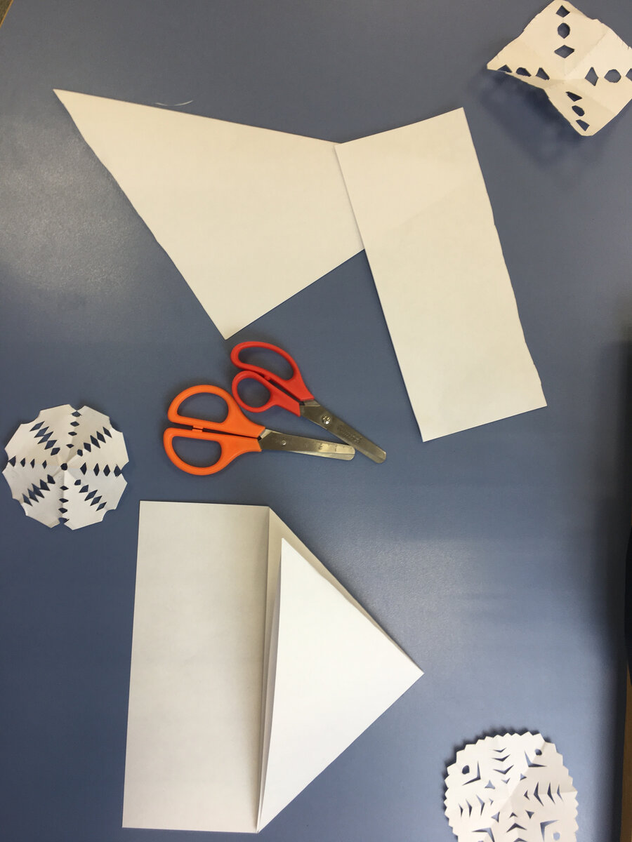 Отризаем у квадратной а у круглой сгибаем