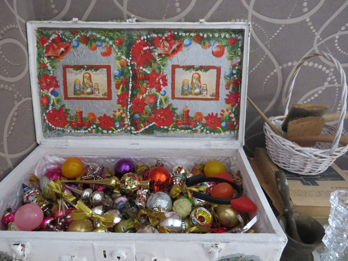 В чемодане игрушки елочные.