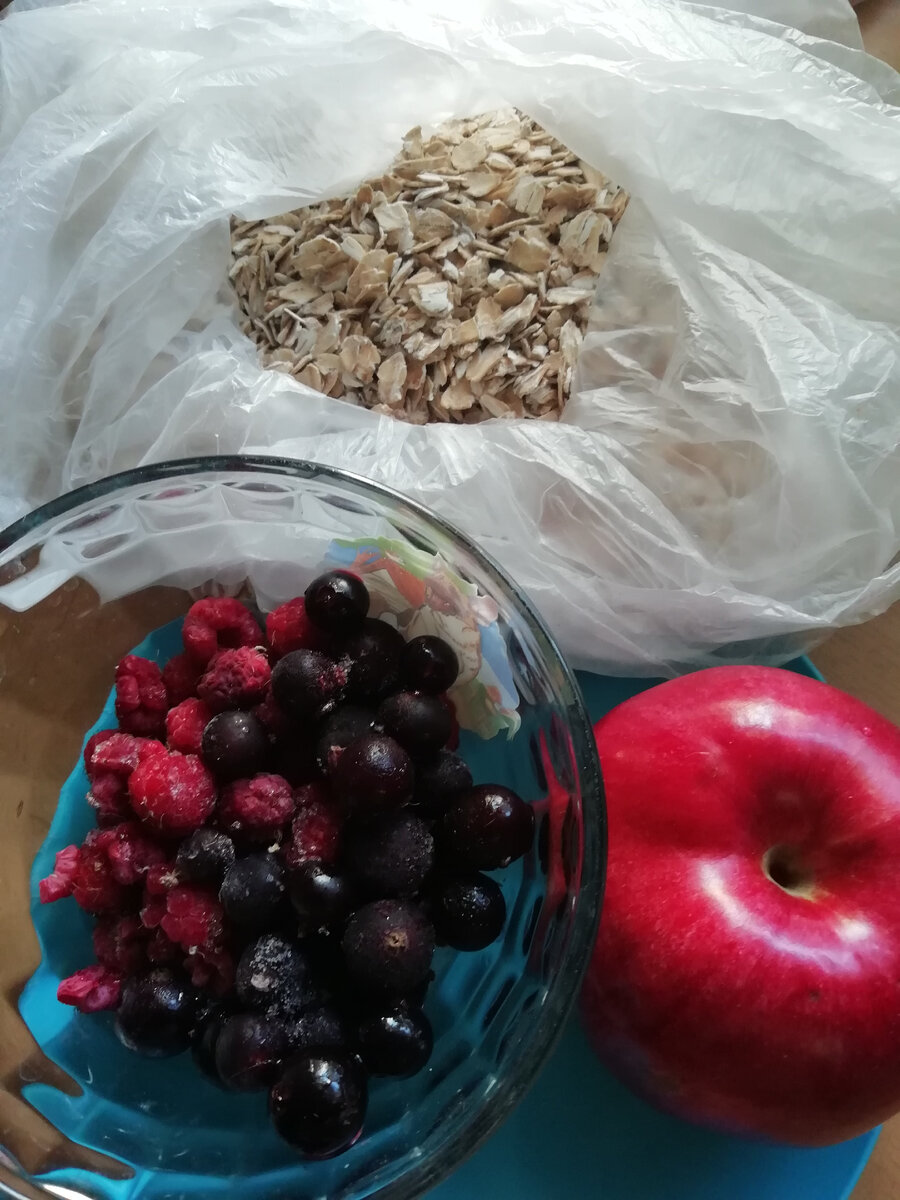 Геркулес, яблоко, замороженные ягоды