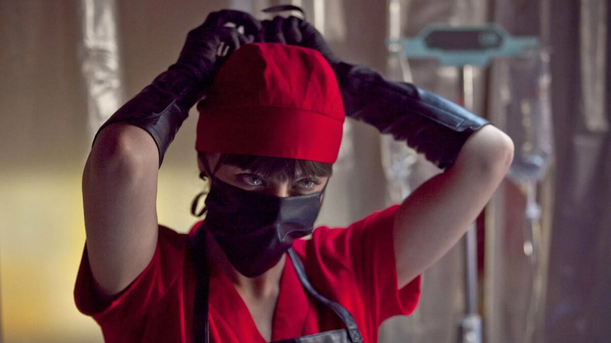 American Mary, 2012 В этом фильме нет ни одного положительного персонажа, как по мне. Из тех, что в достаточной мере раскрыты.  В центре внимания девушка по имени Мэри.-2