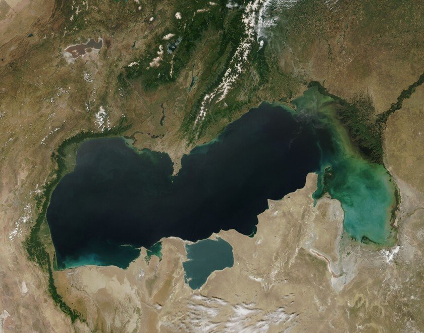 Почему Каспийское море называют озером и чем оно является на самом деле