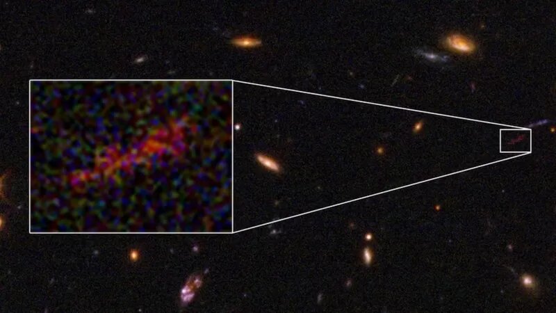 Древние галактики в телескопах выглядят как маленькие красные точки