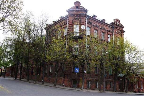 Угол улицы Чехова и улицы Суворова.